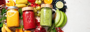 Taze meyve ve sebze suyu ya da çeşitli içerikli hafif arka plan içerikli meyve suyu. Üst Manzara, Panorama, Pankart