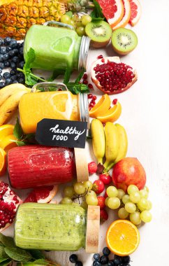 Taze meyve ve sebze suyu ya da çeşitli içerikli hafif arka plan içerikli meyve suyu. Üst görünüm, alanı kopyala