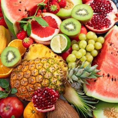 Taze meyveler, beyaz bir zemin üzerinde çeşitli meyveler. Vitaminler doğal beslenme konsepti.