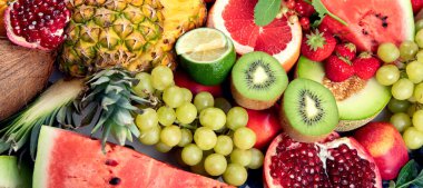 Taze meyveler, beyaz bir zemin üzerinde çeşitli meyveler. Vitaminler doğal beslenme konsepti.