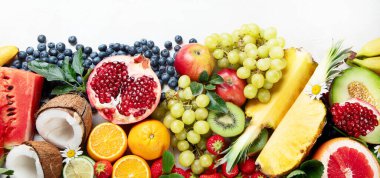 Taze meyveler, beyaz bir zemin üzerinde çeşitli meyveler. Vitaminler doğal beslenme konsepti. Kopyalama alanı olan Panorama.