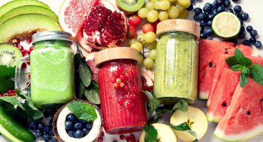 Taze meyve ve sebze suyu ya da çeşitli içerikli hafif arka plan içerikli meyve suyu. Üst görünüm, alanı kopyala