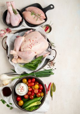 Kümes hayvanları. Leş ve et, sebzeli. Beyaz arka planda et bileşimi. Üst Manzara. Boşluğu kopyala
