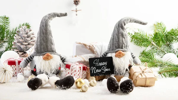 Χριστουγεννιάτικη Σύνθεση Ξωτικά Και Εορταστικές Διακοσμήσεις Λευκό Φόντο Χριστούγεννα Πρωτοχρονιά — Φωτογραφία Αρχείου