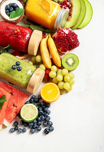 Smoothies Frutas Vegetais Frescos Suco Com Vários Ingredientes Fundo Leve — Fotografia de Stock