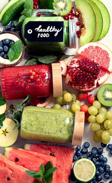 Smoothies Frutas Vegetais Frescos Suco Com Vários Ingredientes Fundo Leve — Fotografia de Stock