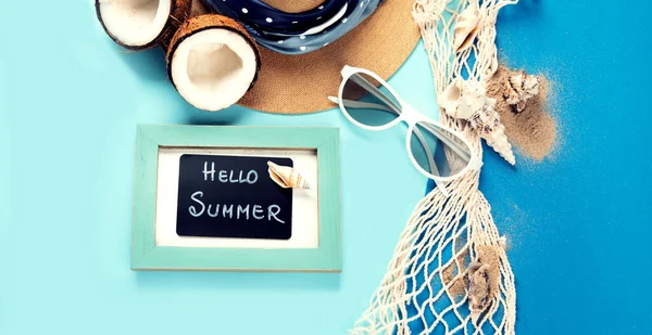 Yaz seyahati afişi, güneş gözlüklü düz uzanma, araba, mavi arka planda klasik kamera. Araba yolculuğu. Üst görünüm