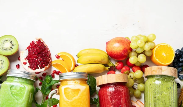 Taze meyve ve sebze suyu ya da çeşitli içerikli hafif arka plan içerikli meyve suyu. Üst görünüm, alanı kopyala