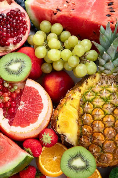 Taze meyveler, beyaz bir zemin üzerinde çeşitli meyveler. Vitaminler doğal beslenme konsepti.