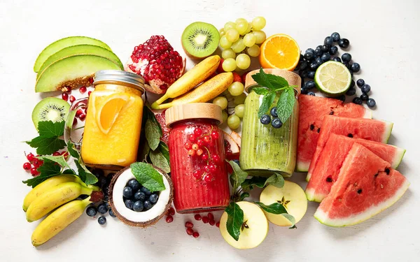 Taze meyve ve sebze suyu ya da çeşitli içerikli hafif arka plan içerikli meyve suyu. Üst görünüm, alanı kopyala