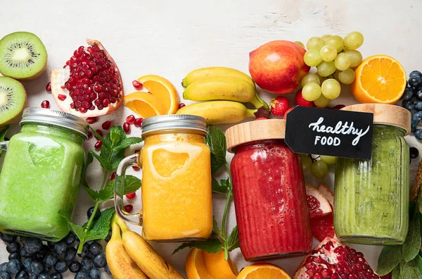 Taze meyve ve sebze suyu ya da çeşitli içerikli hafif arka plan içerikli meyve suyu. Üst görünüm, alanı kopyala