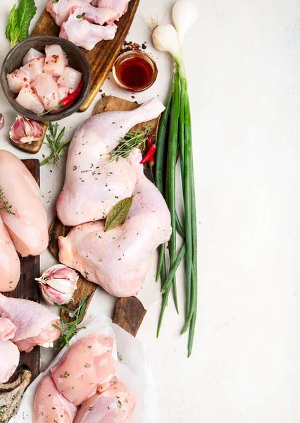 Çeşitli çiğ tavuk eti porsiyonları. Üst görünüm, alanı kopyala