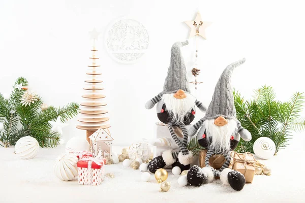 Composição Natal Com Gnomos Decorações Festivas Contexto Branco Natal Ano — Fotografia de Stock