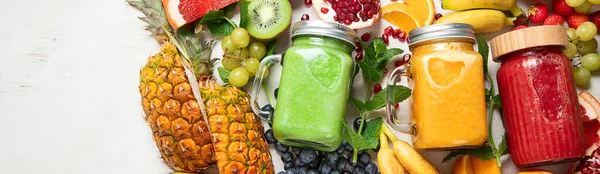 Taze meyve ve sebze suyu ya da çeşitli içerikli hafif arka plan içerikli meyve suyu. Üst görünüm, alanı kopyala