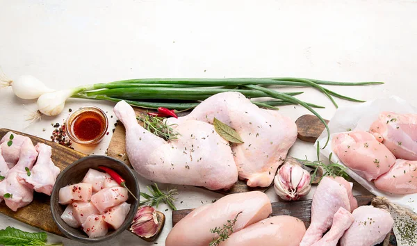 Çeşitli çiğ tavuk eti porsiyonları. Üst görünüm, alanı kopyala