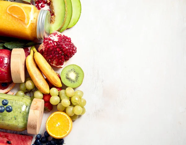 Taze meyve ve sebze suyu ya da çeşitli içerikli hafif arka plan içerikli meyve suyu. Üst görünüm, alanı kopyala