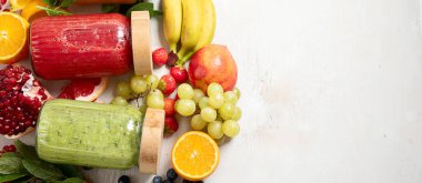 Taze meyve ve sebze suyu ya da çeşitli içerikli hafif arka plan içerikli meyve suyu. Üst görünüm, alanı kopyala