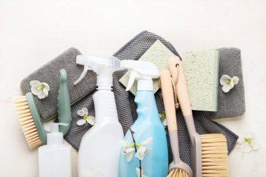 Fırçalar, süngerler, lastik eldivenler ve doğal temizlik ürünleri. Beyaz arka planda çevre dostu temizlik ürünleri. Üst Manzara. Boşluğu kopyala.