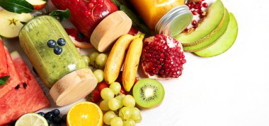 Taze meyve ve sebze suyu ya da çeşitli içerikli hafif arka plan içerikli meyve suyu. Üst görünüm, alanı kopyala