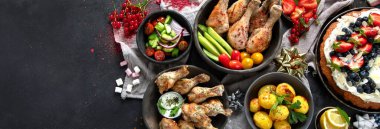 Tavuklu, sebzeli, pastalı, salatalı ve meyveli akşam yemeği. Yaz yemekleri konsepti. Üst Manzara. Kopyalama alanı olan Panorama.