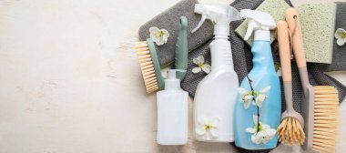 Fırçalar, süngerler, lastik eldivenler ve doğal temizlik ürünleri. Beyaz arka planda çevre dostu temizlik ürünleri. Üst Manzara. Kopyalama alanı olan Panorama.