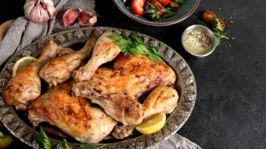 Pilavlı tavuk bacağı, sebze salatası ve koyu arkaplanda sos. Sağlıklı yemek konsepti. Üst Manzara. Boşluğu kopyala.