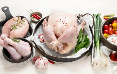 Kümes hayvanları. Leş ve et, sebzeli. Beyaz arka planda et bileşimi. Üst görünüm