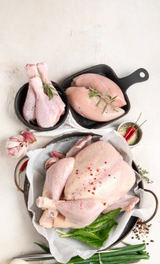 Kümes hayvanları. Leş ve et, sebzeli. Beyaz arka planda et bileşimi. Üst Manzara. Boşluğu kopyala