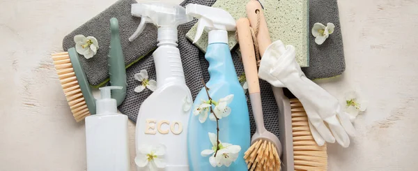 Bürsten Schwämme Gummihandschuhe Und Natürliche Reinigungsmittel Umweltfreundliche Reinigungsprodukte Auf Weißem — Stockfoto