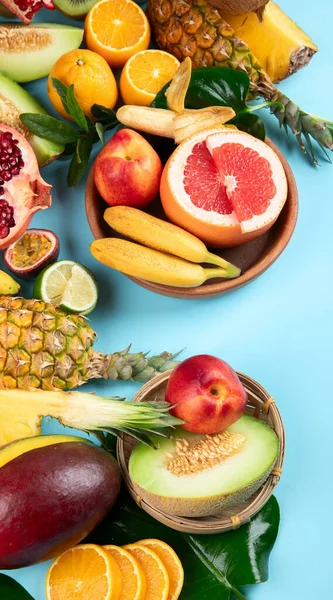 Frutas Frescas Surtidas Sobre Fondo Azul Concepto Nutrición Natural Vitaminas — Foto de Stock