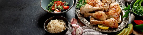 野菜サラダ ソースを濃い背景にした鶏の足 健康的な夕食のコンセプト トップビュー コピースペース付きのパノラマ — ストック写真