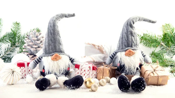 Julesammensetning Med Gnomer Festlige Dekorasjoner Hvit Bakgrunn Julekort Eller Nyttårskort – stockfoto