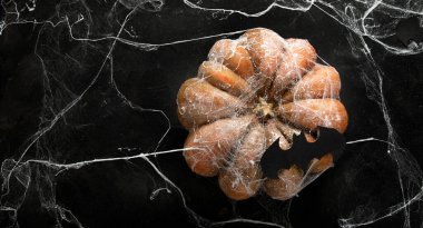 Siyah arka planda Cadılar Bayramı balkabağı. Üst görünüm, alanı kopyala 