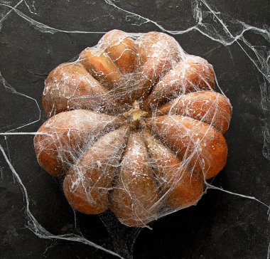 Siyah arka planda Cadılar Bayramı balkabağı. Üst görünüm, alanı kopyala 