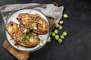 Siyah arkaplanda patlıcan dilimleri