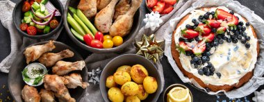 Tavuklu, sebzeli, pastalı, salatalı ve meyveli akşam yemeği. Yaz yemekleri konsepti. Üst Manzara. Panorama.