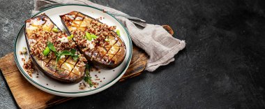 Siyah arkaplanda patlıcan dilimleri