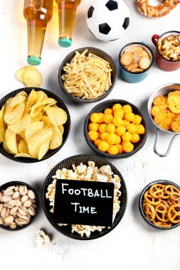 Bira botları, atıştırmalıklar ve top masada. Üst görünüm, alanı kopyala