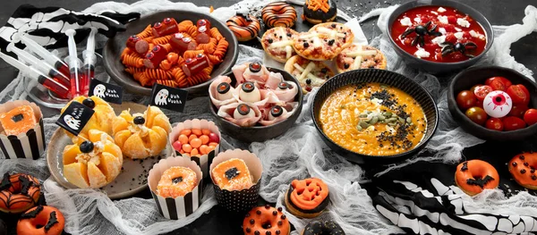 Zábavný Halloweenský Stůl Pizza Dýňová Polévka Sladkosti Oční Špagety Občerstvení — Stock fotografie
