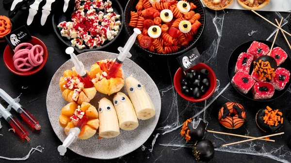 Halloween Snoepjes Voor Halloween Feest Zwarte Achtergrond Bovenaanzicht Kopieer Ruimte — Stockfoto