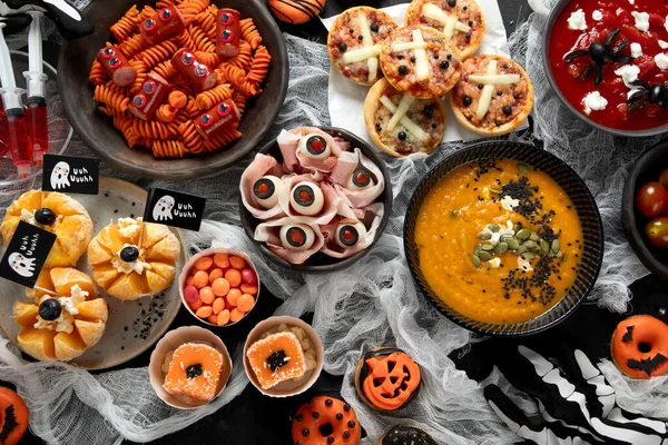 Zabawny Stół Halloween Pizza Zupa Dyni Cukierki Spaghetti Gałką Oczną — Zdjęcie stockowe