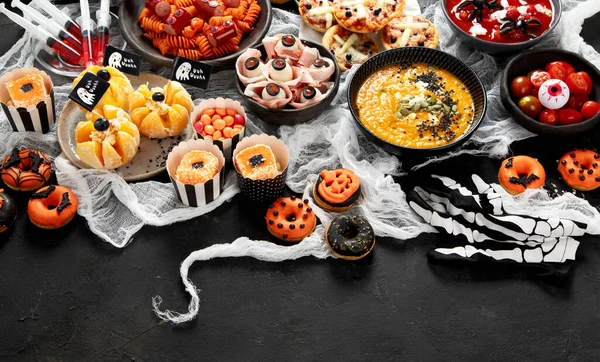 Zabawny Stół Halloween Pizza Zupa Dyni Cukierki Spaghetti Gałką Oczną — Zdjęcie stockowe