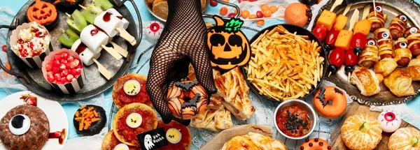Zabawa Halloweenowa Scena Przy Stole Niebieskim Tle Widok Góry Pizza — Zdjęcie stockowe