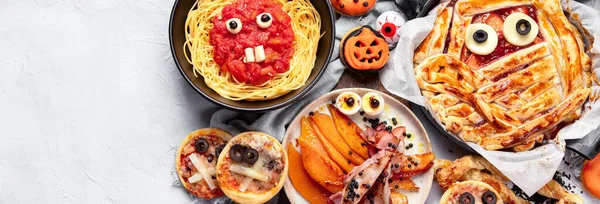 Zabawa Halloweenowa Scena Przy Stole Szarym Tle Widok Góry Pizza — Zdjęcie stockowe