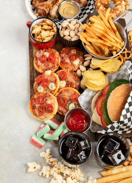 Fast Food Gri Arka Planda Amerikan Yemeği Üst Görünüm Alanı — Stok fotoğraf