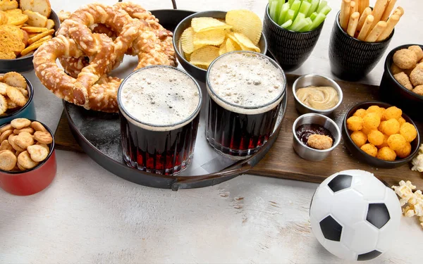Salzige Snacks Und Bier Zur Fußballzeit Auf Weißem Hintergrund Ansicht — Stockfoto
