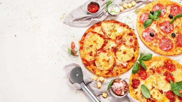 Различные Виды Итальянской Пиццы Светлом Фоне Вид Сверху Место Копирования — стоковое фото