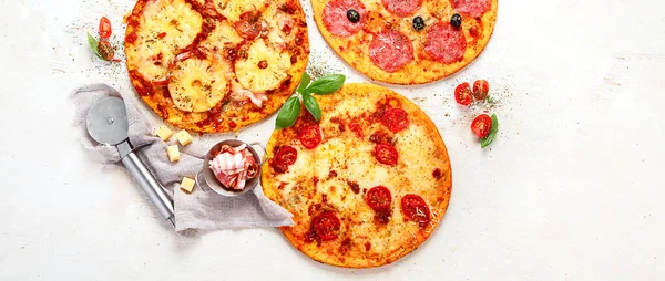 Различные Виды Итальянской Пиццы Светлом Фоне Вид Сверху Пространство Копирования — стоковое фото
