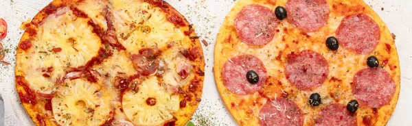 Różne Rodzaje Włoskiej Pizzy Jasnym Tle Widok Góry Przestrzeń Kopiowania — Zdjęcie stockowe