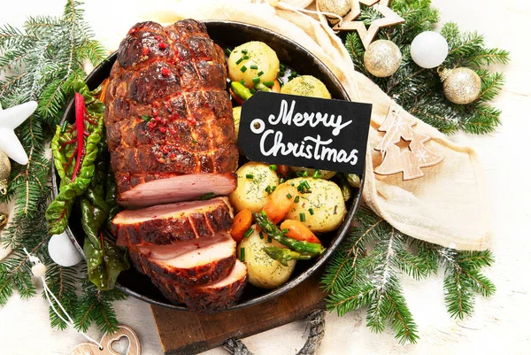 Kerstcompositie Met Gebakken Ham Witte Achtergrond Traditioneel Voedselconcept Bovenaanzicht — Stockfoto